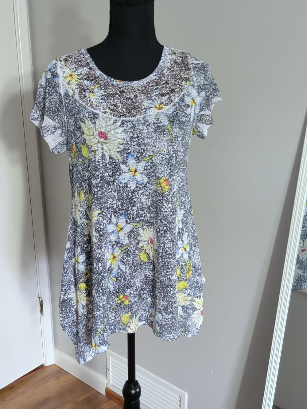 Short Sleeve Floral Tunic Top - Gray with Yellow Accents